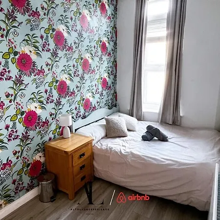 Lovely 2 Bedroom By Altoluxoexperience Short Lets & Serviced With Free Wifi & Parking *