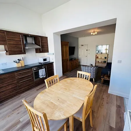 בית נופש Lovely 2 Bedroom By Altoluxoexperience Short Lets & Serviced With Free Wifi & Parking