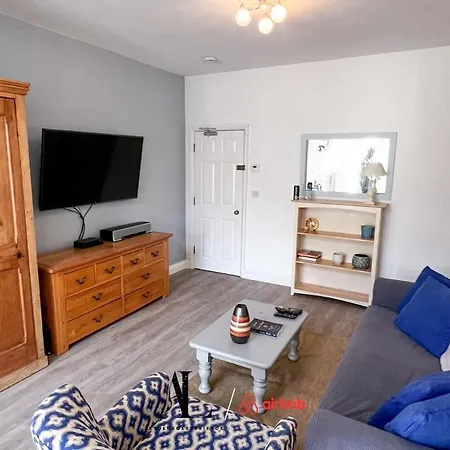 Lovely 2 Bedroom By Altoluxoexperience Short Lets & Serviced With Free Wifi & Parking *